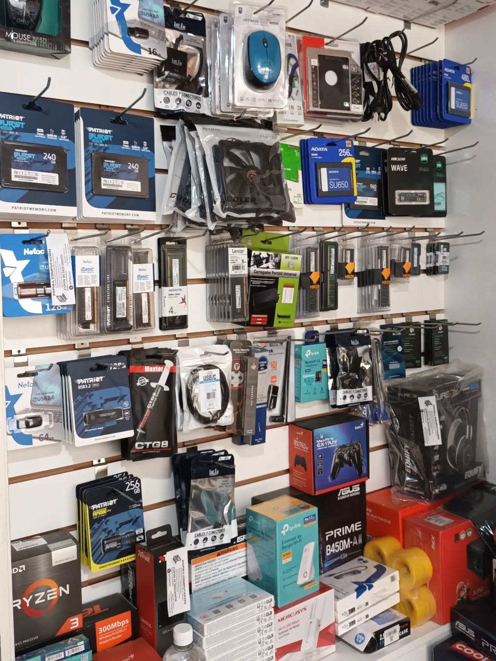 Exhibidor real de componentes, accesorios y periféricos de PCFULL Computación