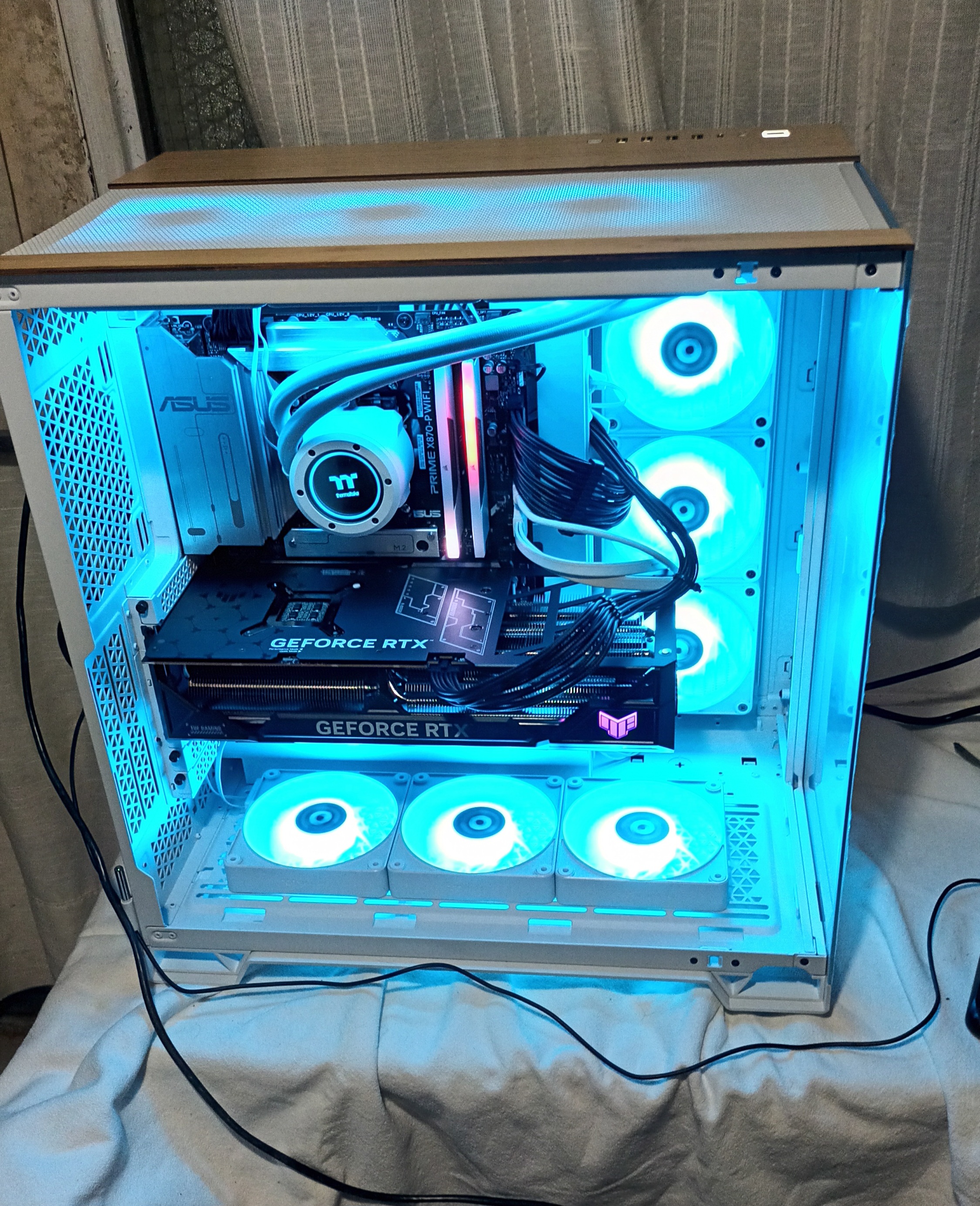 Interior de PC gamer blanca con iluminación azul